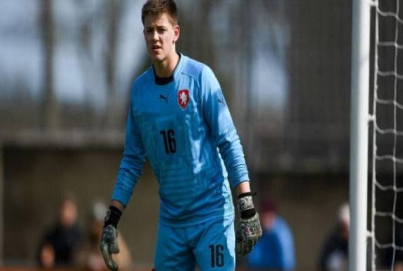 Tizenhat éves cseh kapust szerződtetett a Manchester United