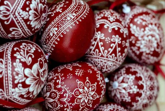 Online locsolás, digitális tojásírás: eltűnnek a népszokásaink? Néprajzkutatókat kérdeztünk