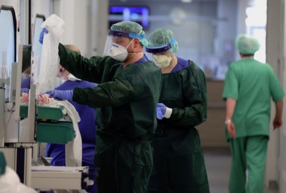 Kórházigazgató: megnövekedett fertőzésveszéllyel jár a korlátozások enyhítése