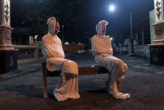 „Szellemekkel” harcol a koronavírus ellen egy indonéz falu