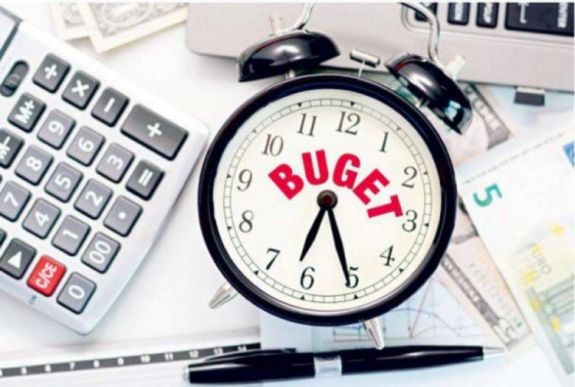 Negatívra rontotta a román államadós-osztályzat kilátását a Fitch Ratings