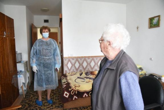 „Nem mondhatjuk el nekik, hogy mi zajlik a világban” – hétköznapi hősök: az idősgondozók