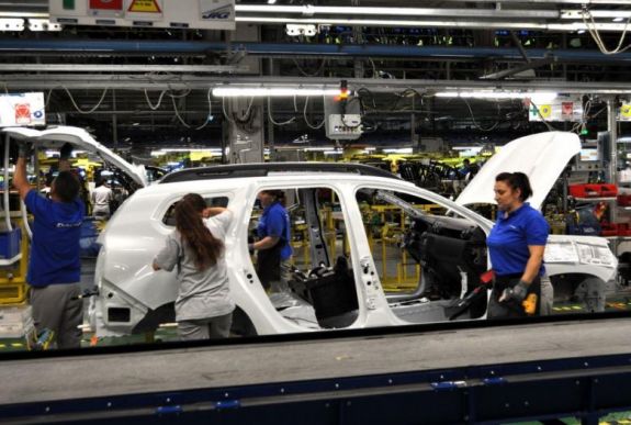Gyújtás: a Dacia részben újraindította a termelést a mioveni-i üzemben