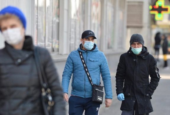 Kötelezővé tette a maszk- és kesztyűviselést Temesváron a polgármester