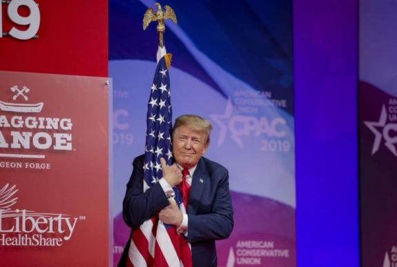 Pontosították, kikre vonatkozik Trump döntése a bevándorlás átmeneti felfüggesztéséről