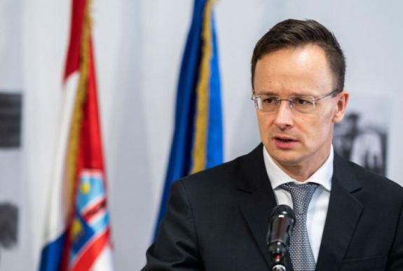 Nekiment Szijjártó Péter a román nagykövetnek, mert védelmébe vette Szabó Tímeát