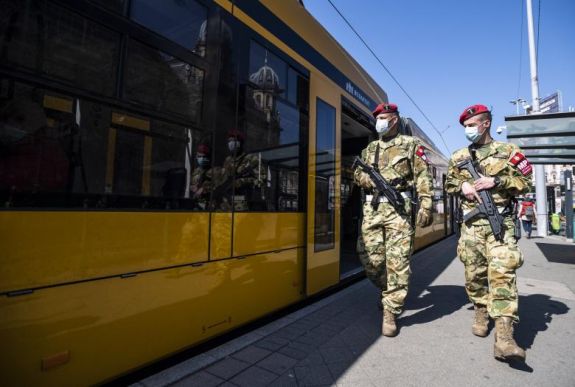Hétfőtől csak így szabad utazni a budapesti tömegközlekedés járatain