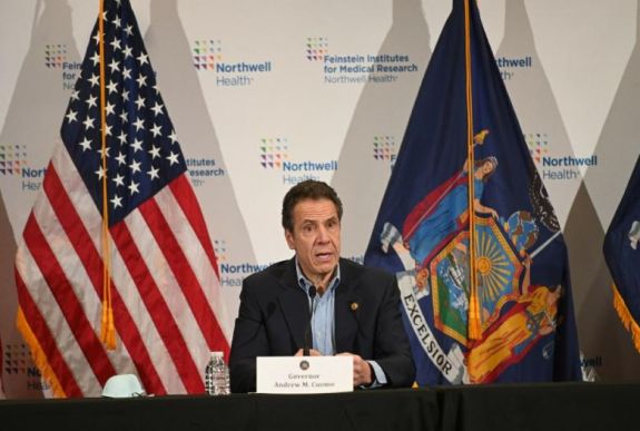 New Yorkban meghosszabbítják a kijárási korlátozást, Amerika más részein lazítanak