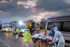 Franciaországban egy nap alatt csaknem ötszázzal nőtt a halottak száma