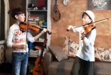 Magad alatt vagy? Nézd meg a Coldplay-számot hegedülő szicíliai ikreket