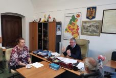 Maszkokkal és gumikesztyűkkel látják el a Bihar megyei családorvosokat