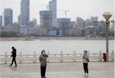 Koronavírus: tovább csökkent a napi esetek száma Kínában