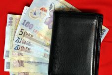 Mit tehet, akinek nincs tartaléka, és munkanélküli lett? Csép Andrea képviselő tanácsai