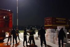 Kétszázezer védőmaszk érkezett Kínából egy egészségügyi felszerelésekből álló rakománnyal