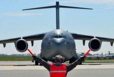 A magyarországi NATO-bázisról hoznak védőruhákat