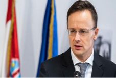 Szijjártó: hazugságokat terjesztenek a magyar „koronavírus-törvényről”