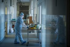 Meghalt négy ember, 744-re nőtt az azonosított fertőzöttek száma Magyarországon