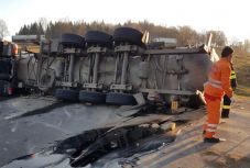 Felborult egy bitument szállító kamion Háromszéken