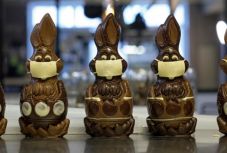 Még a csokinyulak is maszkot kapnak egy belgiumi cukrászdában