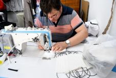 Egészségügyi maszkok készültek a szatmárnémeti színház műhelyeiben