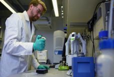 Koronavírus: júniusban kezdhetik tesztelni embereken a Németországban kifejlesztett oltást