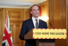 Brit kormány: már nincs kiugró növekedés, de még szükségesek a korlátozások