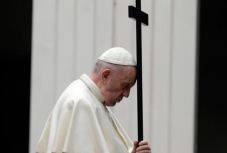 Orvos és fegyőr is vitte a keresztet az üres Szent Péter téren