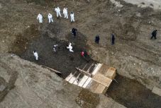 Tömegsírokba temetik a halottakat New Yorkban