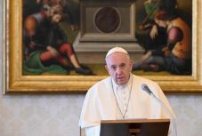 A „másokkal törődő” nőket is említette beszédében húsvéthétfőn Ferenc pápa