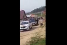 Kövekkel és botokkal támadtak a csendőrökre a Brassó megyei Keresztváron