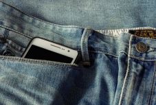 Okostelefonnal a koronavírus ellen? Aggódnak a jogvédők