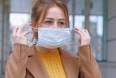 Minden sepsiszentgyörgyi lakos védőmaszkot és kézfertőtlenítőt kap