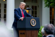 Trump: az adatok arra utalnak, hogy az Egyesült Államok túl van a járvány csúcspontján