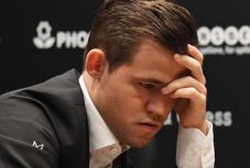 A világbajnok Magnus Carlsent 16 éves sakkozó győzte le