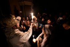 Ortodox húsvét: van, ahol az egyházfő kéri az otthonmaradást, az államfő viszont templomba megy