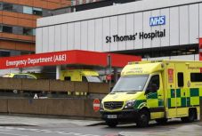 A koronavírus-fertőzések száma nő, a halálozási szám csökken Nagy-Britanniában