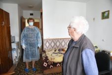 „Nem mondhatjuk el nekik, hogy mi zajlik a világban” – hétköznapi hősök: az idősgondozók