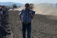 Könnyítést és nagyobb előleget kapnak az egyszerű gazdák, ha Bukarest is lép