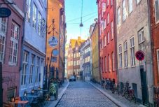 Dániában újra engedélyezik az 500 fő alatti rendezvényeket