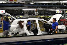 Gyújtás: a Dacia részben újraindította a termelést a mioveni-i üzemben