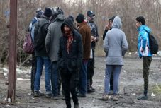 Szerb katonák figyelmeztető lövésekkel tartottak vissza kitörni készülő illegális menekülteket