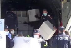 Háromszázezer maszk érkezett szerdán Törökországból Romániába 