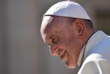 Lélegeztetőgépeket adományozott a suceavai kórháznak Ferenc pápa