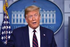 Trump szerint hamarosan lesz oltóanyag, Pence a nyárra jósolja a járvány végét