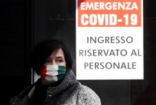 Továbbra sem csökken négyszáz alá a napi halálozási adat Olaszországban