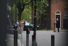 Johnson: továbbra is az újabb járványhullám megakadályozása a legfontosabb