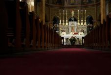 Püspökök és fodrászok is tiltakoznak a lassított újraindulás ellen Olaszországban 