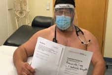 Meztelenül tiltakoznak a német háziorvosok, amiért nincs elég védőfelszerelésük