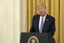 Washington fontolgatja a vírustesztek bevezetését néhány nemzetközi légi járaton 