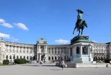 Bombafenyegetés miatt kiürítették a bécsi Hofburgot